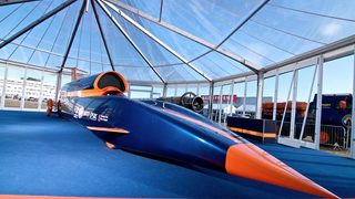Нов автомобил се цели в сухоземния рекорд за скорост