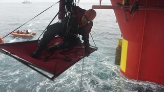 "Грийнпийс" блокира нефтена платформа край Гренландия
