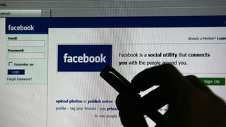"Блумбърг": Facebook работи върху социални смартфони