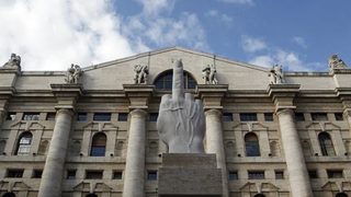 Статуя на среден пръст беше поставена пред борсата в Милано