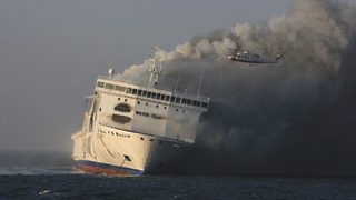 Изгорял ферибот може да се разцепи в Балтийско море