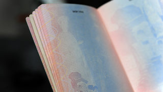 Вътрешният министър: Няма законова възможност новите документи да се плащат с държавни таксови марки