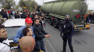 Френските стачници блокираха петролно хранилище, захранващо летища