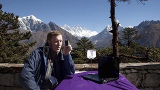 Шведи прокараха интернет под Еверест