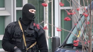 Маскирани изземват документи в Москва в банката на олигарха Лебедев