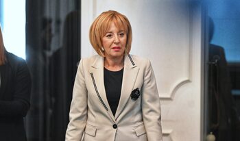 Организирани от Манолова протестиращи опитаха да влязат в сг