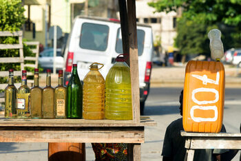 Фотогалерия: Уличната бензиностанция на Маруа