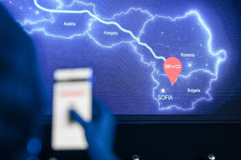 Доктор от библиотеката, политик от мрежата и кола от Китай