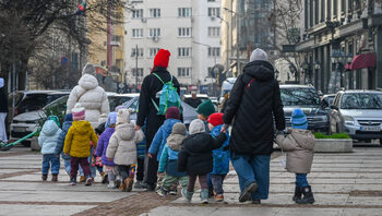 Кой ще се грижи за децата: големият недостиг в яслите в София не е само в местата