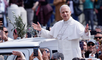 Споре папата Бог отхвърля молитвите на лидери, които водят войни