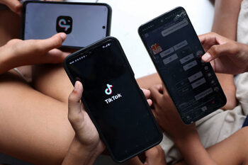 Швейцарците подкрепят по-строги правила за непълнолетни в социалните мрежи