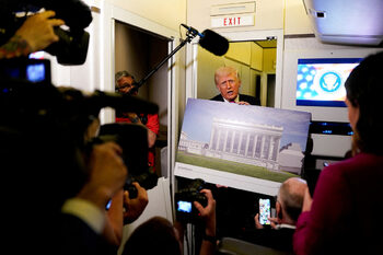Тръмп твърди, че армията изгражда военен комплекс под новата бална зала