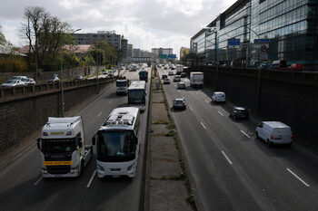 ЕС разсрочи изискванията за СО2 газовете от камионите и рейсовете