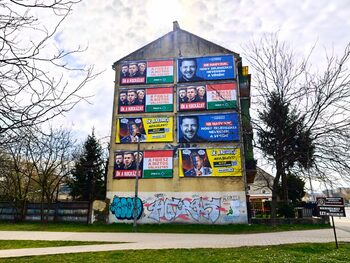 Зеленски, китайска фабрика и куче с две опашки – из предизборните плакати в Унгария