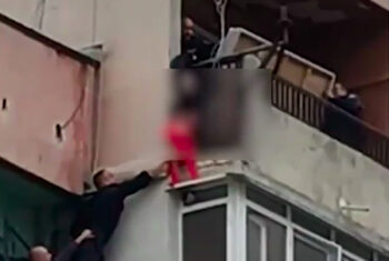 Увисналото от балкон дете в Ямбол и сестра му са настанени в приемно семейство