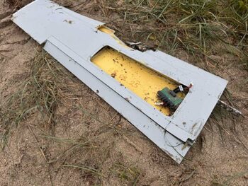 Морето изхвърли част от военен дрон на плаж в Бургас