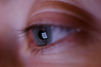 Гърците опитват да отделят децата си от телефоните преди забраната на социалните медии