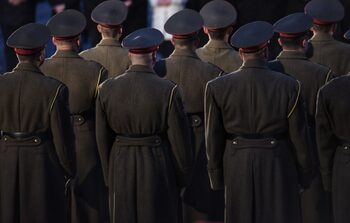 Недостигът на военни намалява