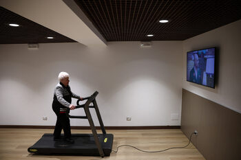 Фотогалерия: Как самотата на възрастните се превърна в бизнес за милиони