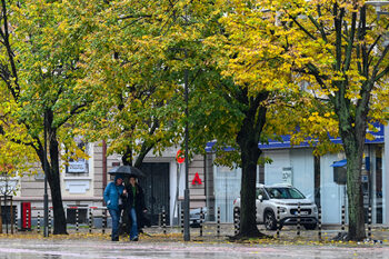 Облачно време и слаби валежи днес