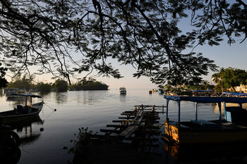 Фотогалерия: Как енергийната криза превърна един туристически рай в призрачен град