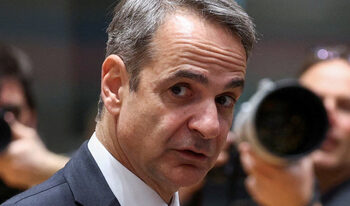 Оставката на Мицотакис е поискана в яростен дебат за имунитетите на 11 депутати