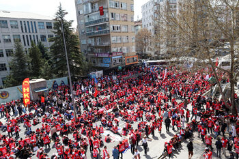 В Турция над 160 души са задържани след стрелбата в две училища