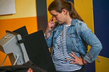 Как се гласува с хартиена бюлетина или машина