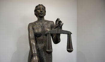 Главен счетоводител на болница в Благоевград ще бъде съден за присвоени над 232 хил. лв.