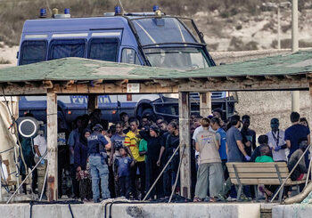 Лагерите за мигранти извън ЕС са законни, според съветника на Съда на ЕС