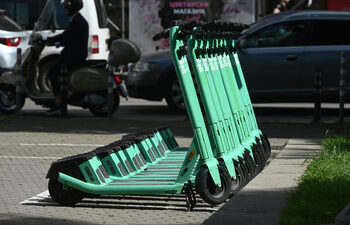 Млада жена загина при сблъсък на тротинетка и микробус в Пловдив