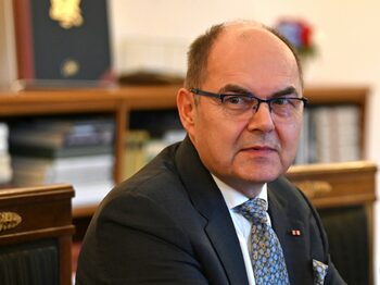 Върховният представител за Босна се оттегля след натиск от САЩ