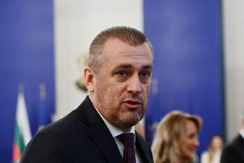 Министърът на транспорта ограничи плащанията и поемането на нов дълг в държавните дружества