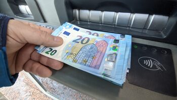 За година заплатите в публичния сектор нарастват с 15.3%, а в частния с 11.8 на сто