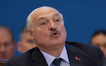 Лукашенко започна да повтаря предупрежденията на Путин към Армения