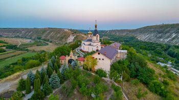 Патриархът на една от църквите в Молдова се оттегли