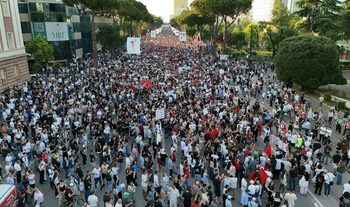 Антикорупционни прокурори в Албания разследват проект на зетя на Тръмп след протести