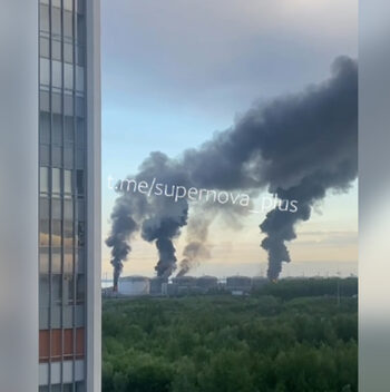 Атака с дронове и взривове: в Петербург гори нефтен терминал
