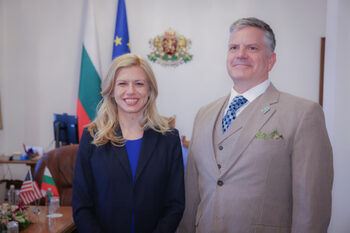 И Михаела Доцова е настояла за отпадане на визите 