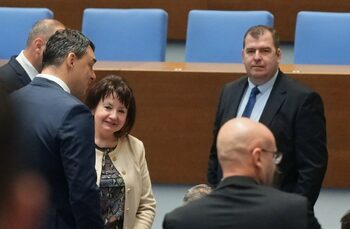 С признание за популистки ход управляващите замразяват депут