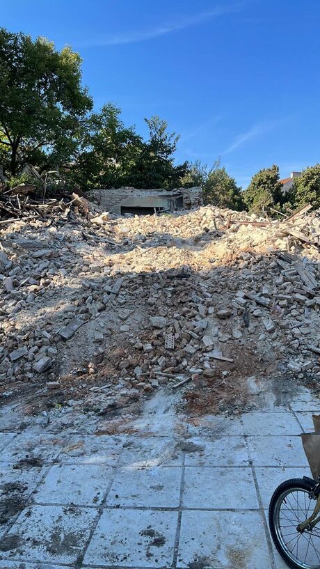 Руините от съборената днес сграда