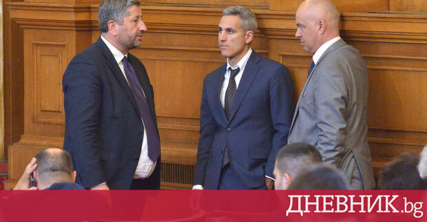 Броени дни преди президентът Румен Радев да връчи третия проучвателен