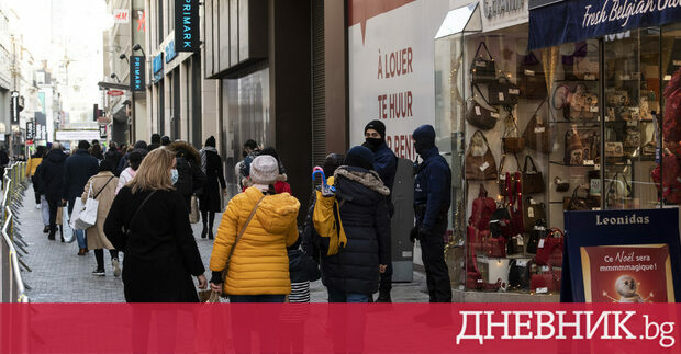 Микробус се вряза в тераса на две кафенета в центъра