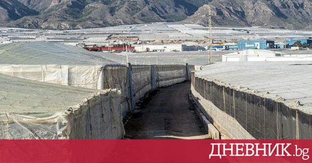 В бараки от дърво и найлон без течаща вода и