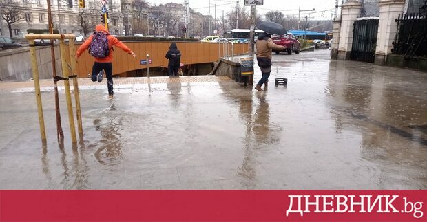 Дъждовна събота с топло за сезона време и захлаждане в