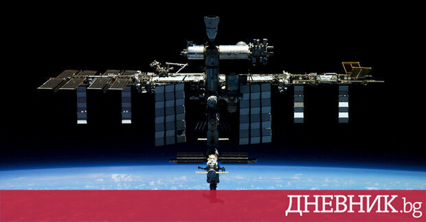 Корабът Дракон с четиричленен екипаж на мисията Крю 5 се отдели