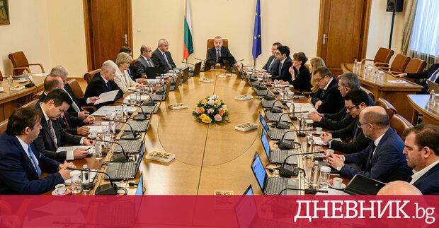 На брифинг на финансовия министър Росица Велкова в сряда се