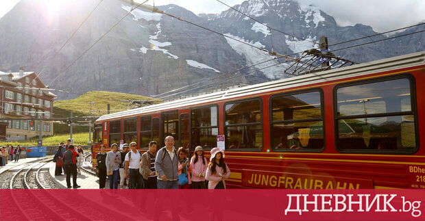 Урс Кеслер който управлява Jungfrau Railways влак който изкачва туристи