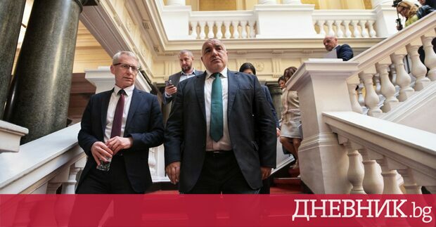 Дневник публикува още мнения на политически наблюдатели по повод вчерашната