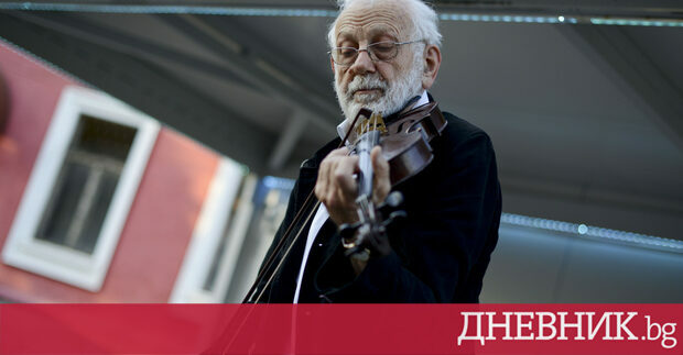 Текстът е препубликуван от Има такива хора сякаш си